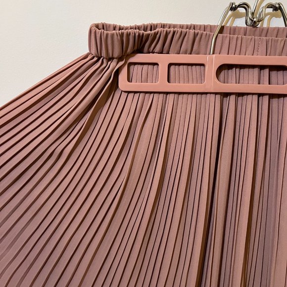 Uniqlo pink pleated skirt, size medium - Picture 1 of 5